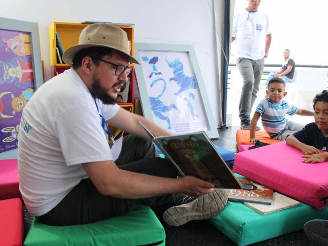 Actividad de promoción de lectura en la Feria del Libro de Barranquilla.